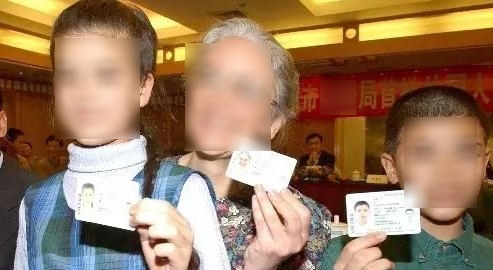 在華外國(guó)人新“身份證”啟用，可用身份證閱讀器核驗(yàn)